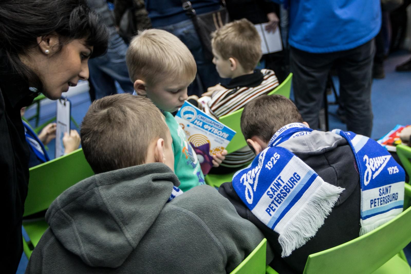 Сергей Семак на презентации книжек со «Смешариками»