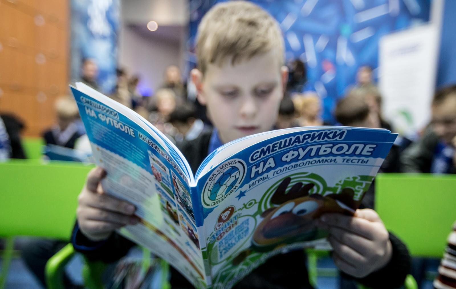 Сергей Семак на презентации книжек со «Смешариками»