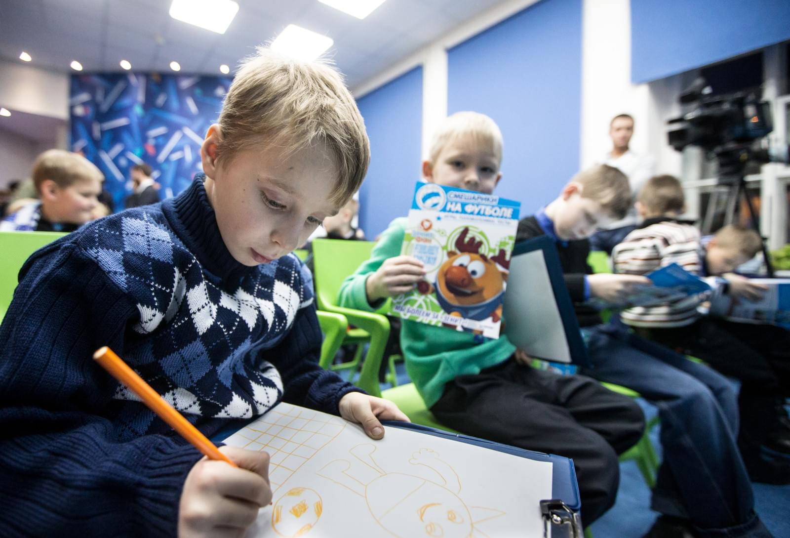 Сергей Семак на презентации книжек со «Смешариками»