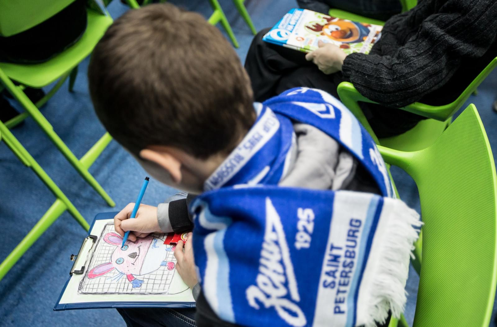 Сергей Семак на презентации книжек со «Смешариками»