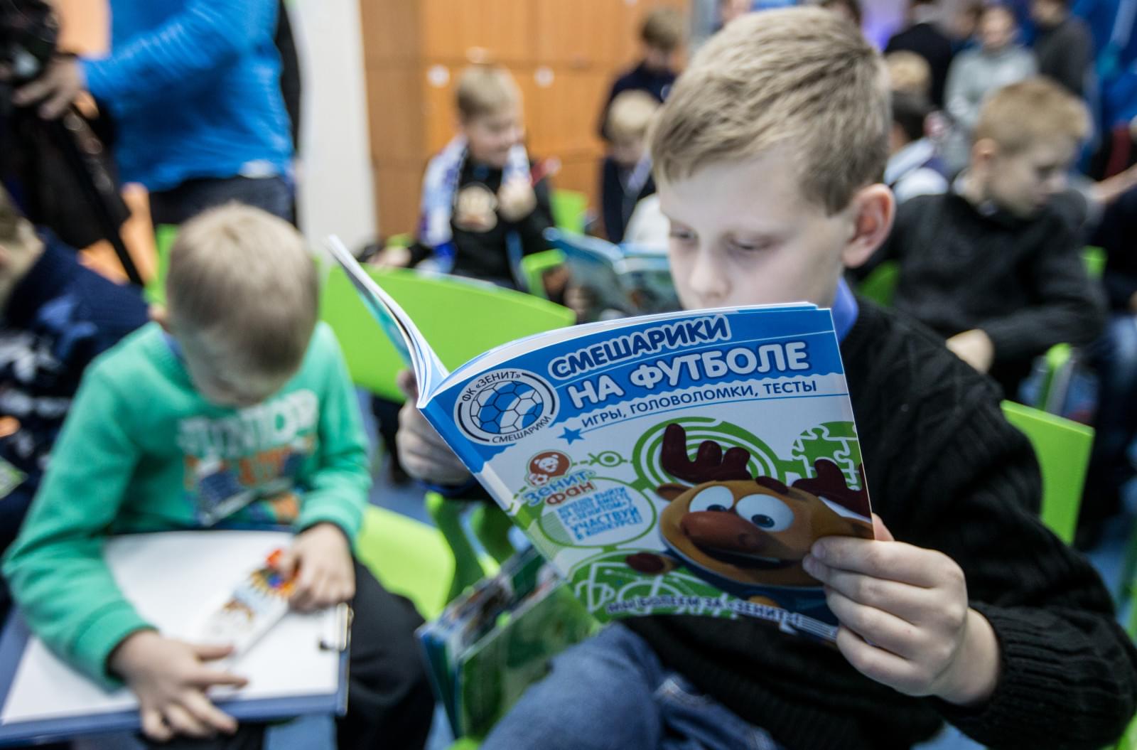 Сергей Семак на презентации книжек со «Смешариками»