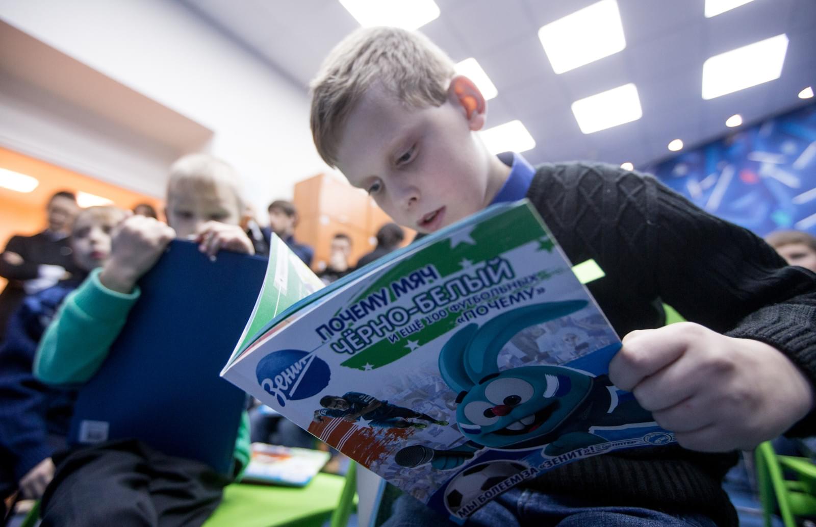 Сергей Семак на презентации книжек со «Смешариками»