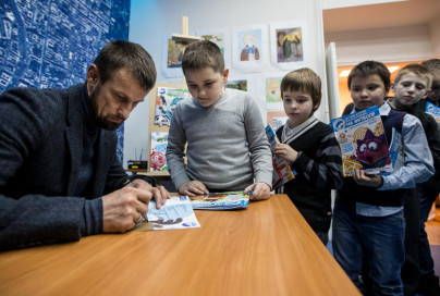 Сергей Семак на презентации книжек со «Смешариками»