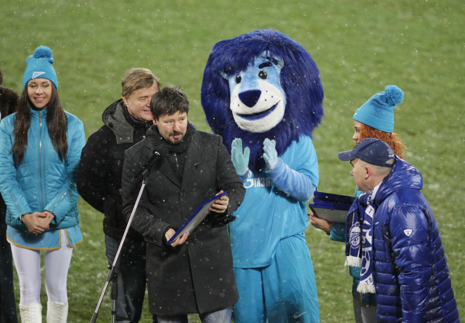 Воспитанники детских домов поддержали «Зенит» на «Петровском»