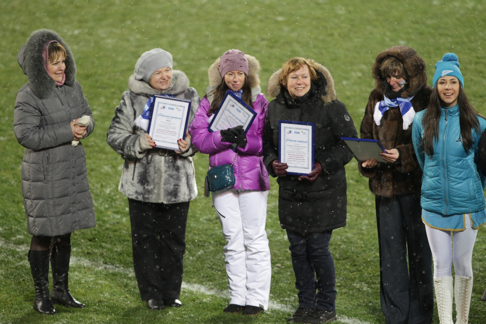 Воспитанники детских домов поддержали «Зенит» на «Петровском»