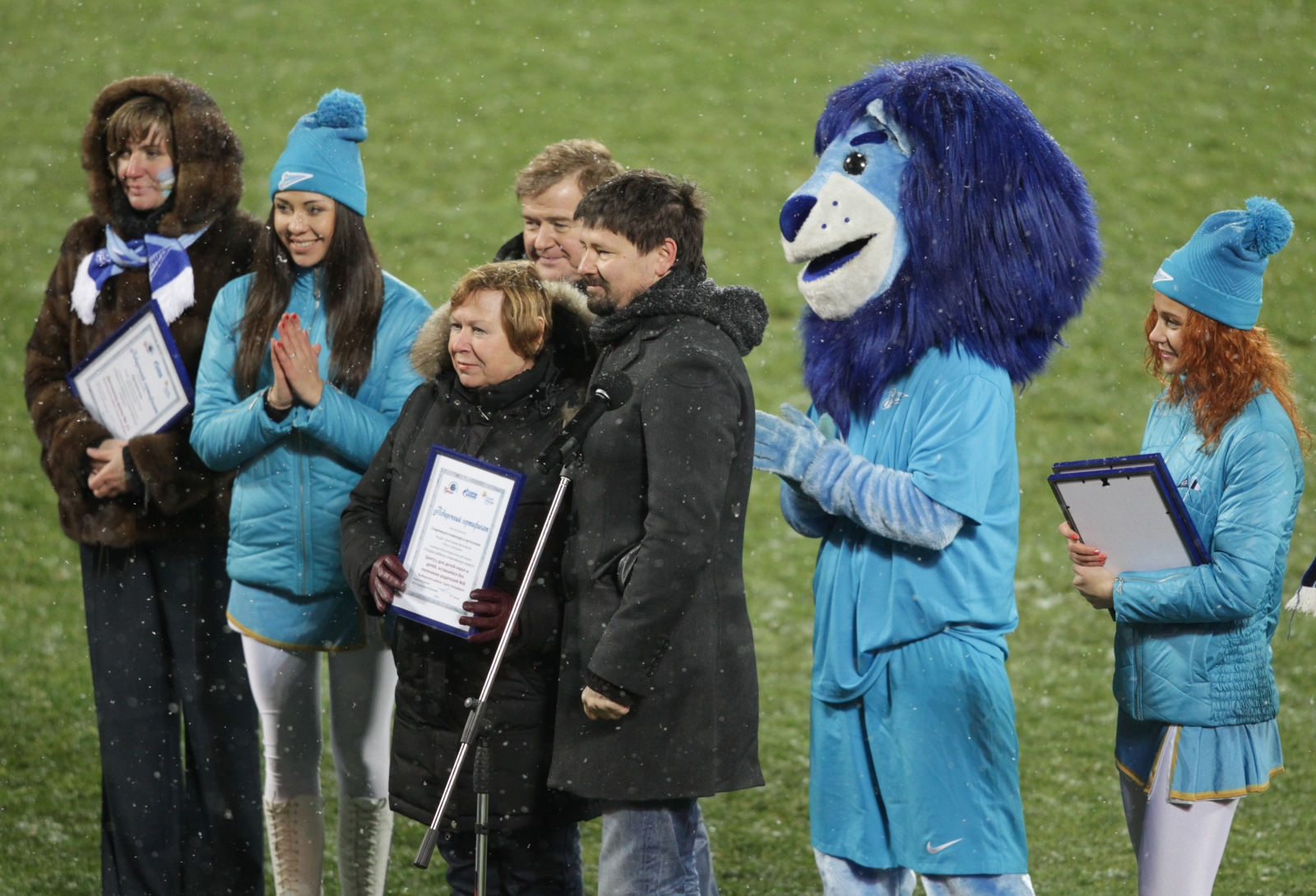 Воспитанники детских домов поддержали «Зенит» на «Петровском»