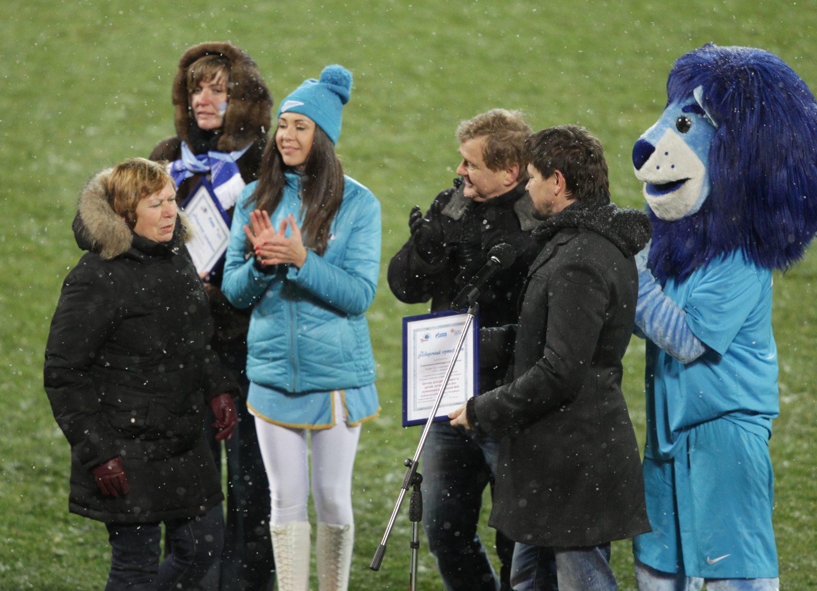 Воспитанники детских домов поддержали «Зенит» на «Петровском»