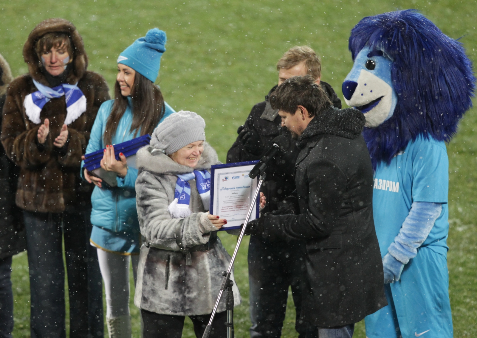 Воспитанники детских домов поддержали «Зенит» на «Петровском»