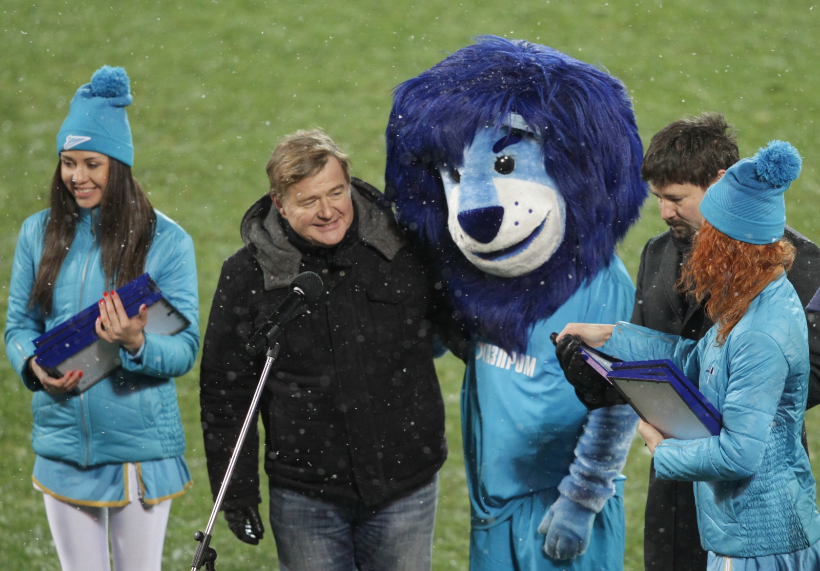 Воспитанники детских домов поддержали «Зенит» на «Петровском»