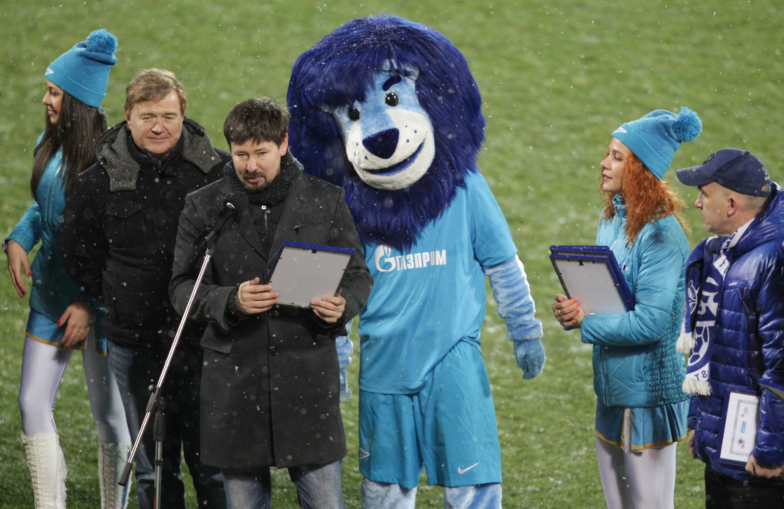 Воспитанники детских домов поддержали «Зенит» на «Петровском»