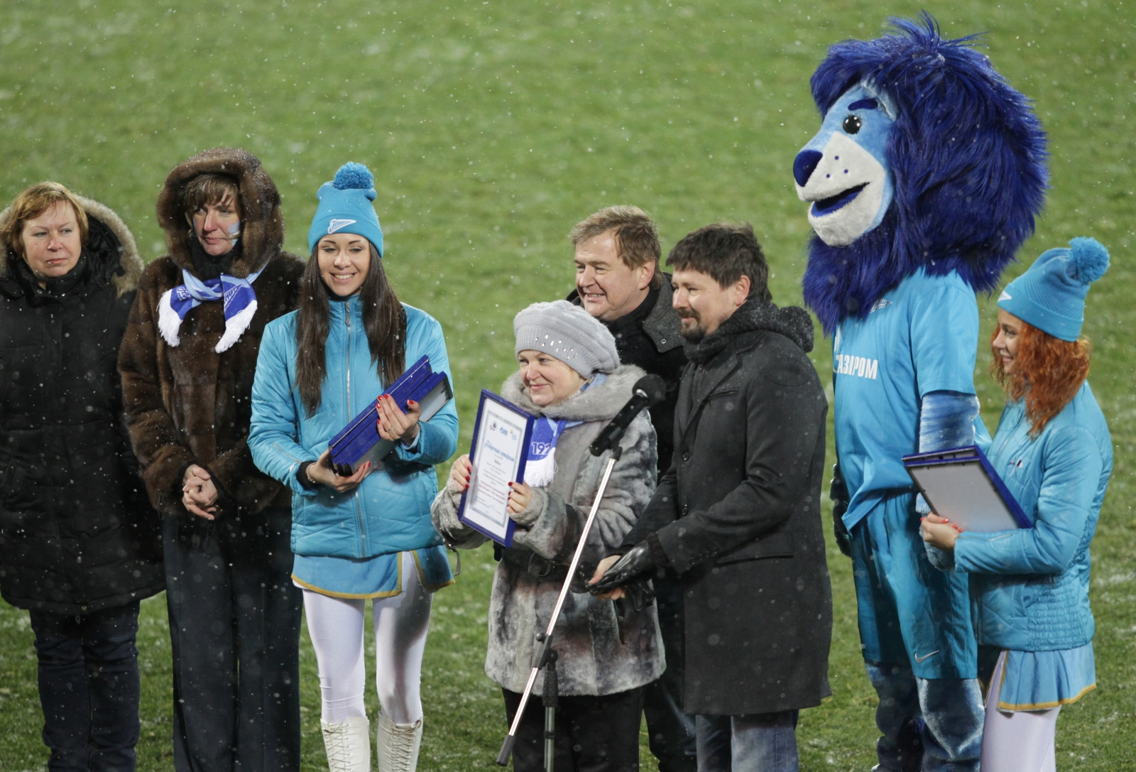 Воспитанники детских домов поддержали «Зенит» на «Петровском»