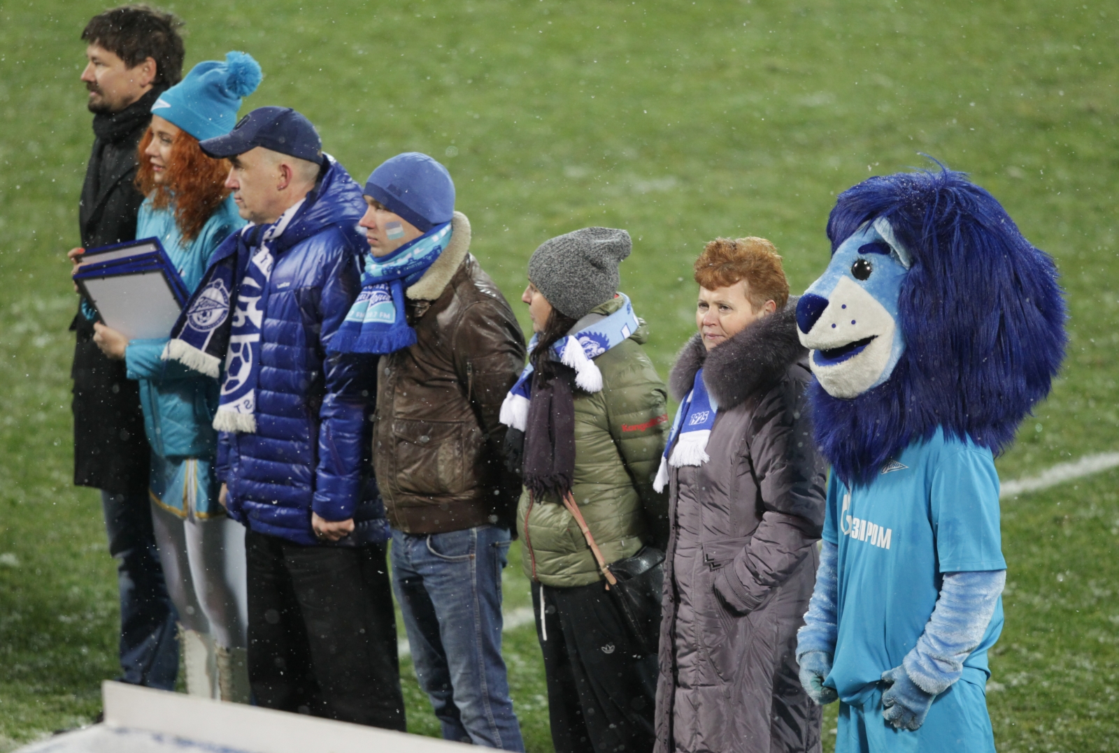 Воспитанники детских домов поддержали «Зенит» на «Петровском»
