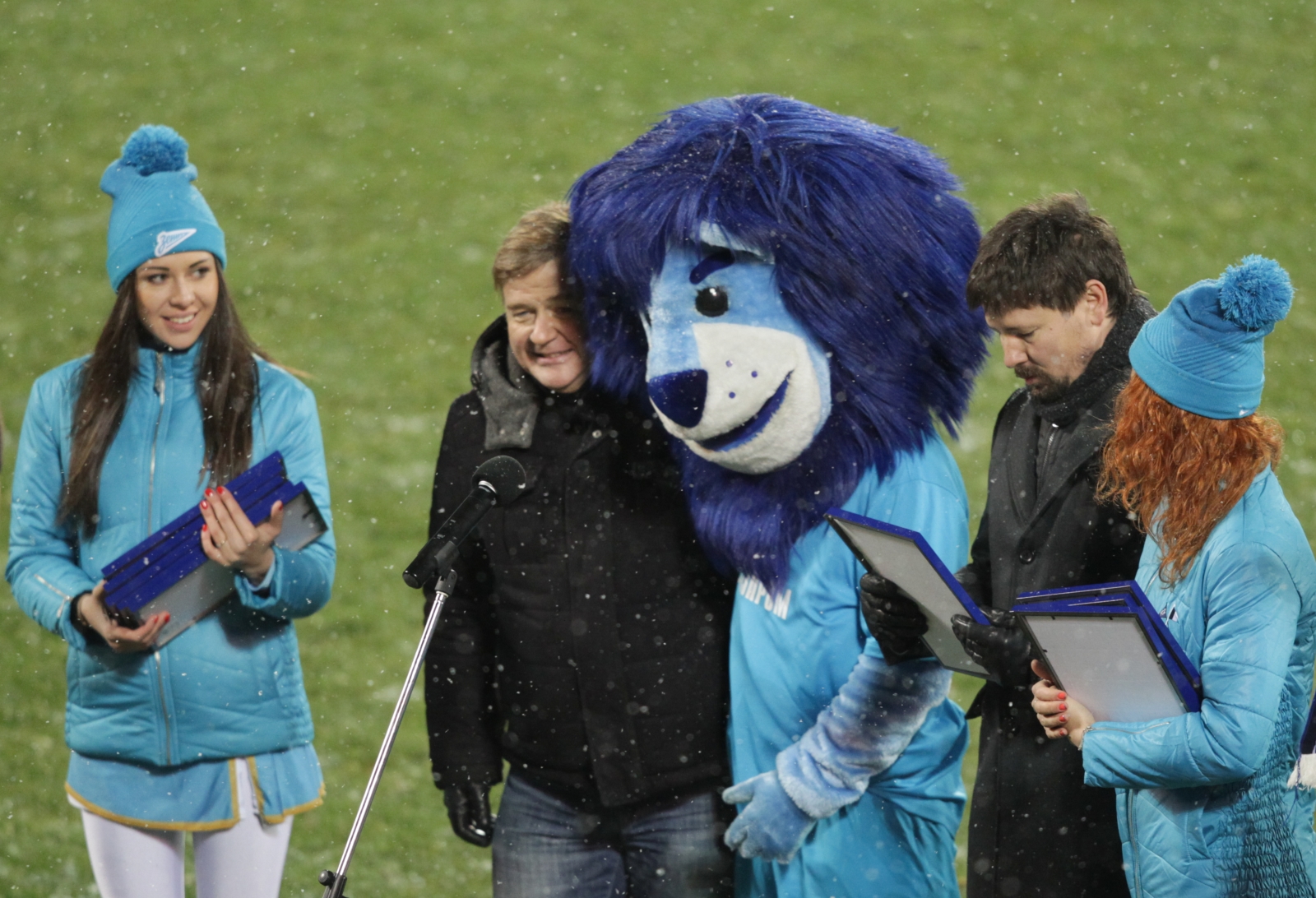 Воспитанники детских домов поддержали «Зенит» на «Петровском»