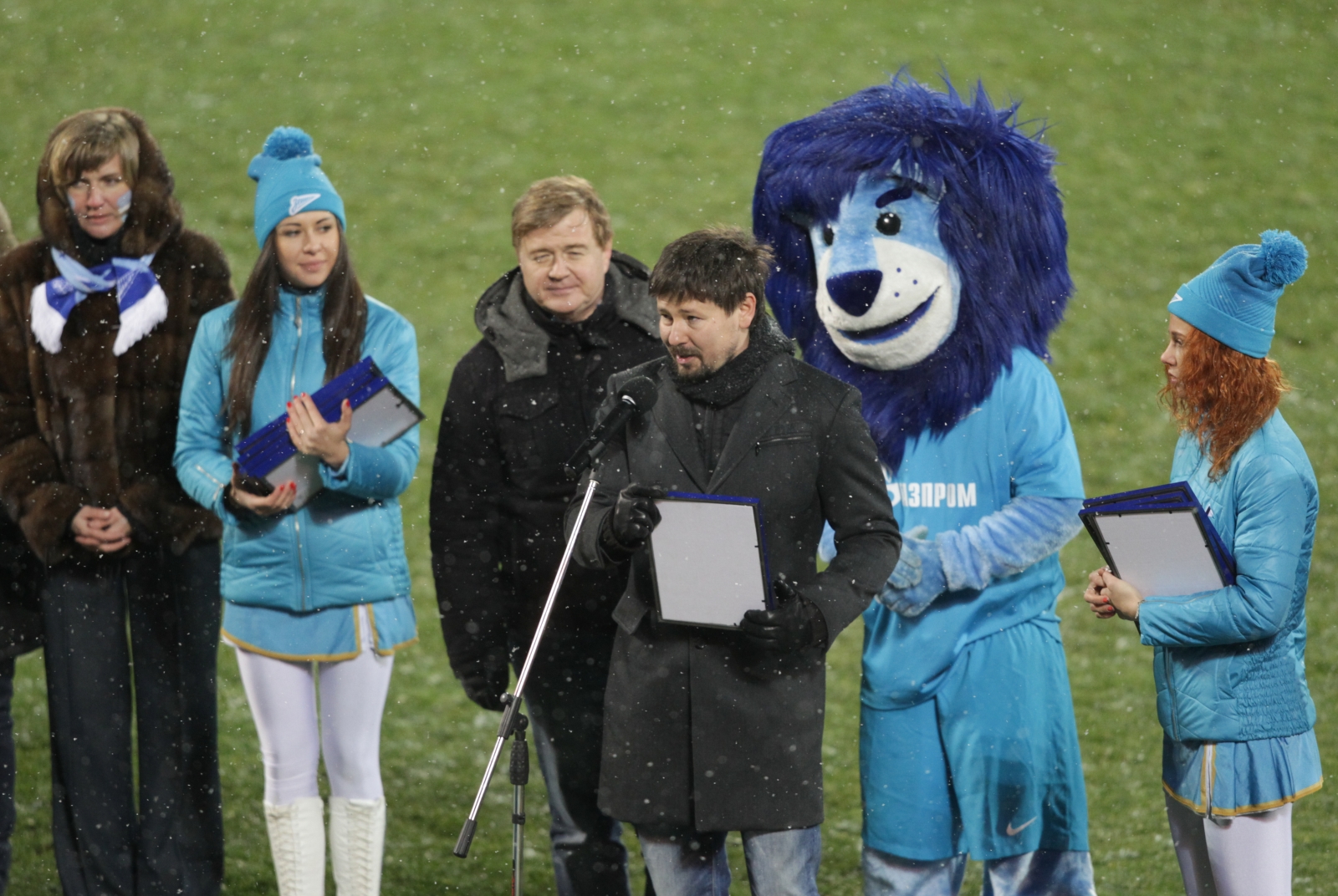 Воспитанники детских домов поддержали «Зенит» на «Петровском»