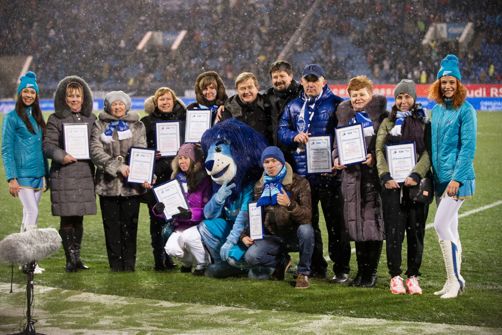 Воспитанники детских домов поддержали «Зенит» на «Петровском»
