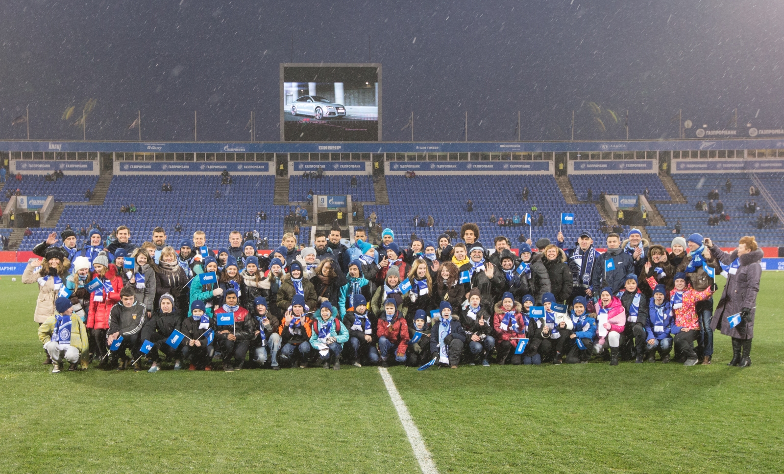 Воспитанники детских домов поддержали «Зенит» на «Петровском»