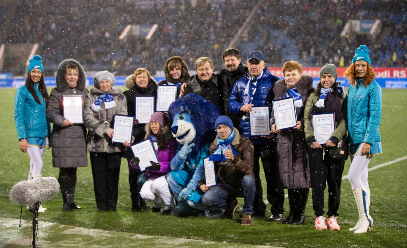 Воспитанники детских домов поддержали «Зенит» на «Петровском»