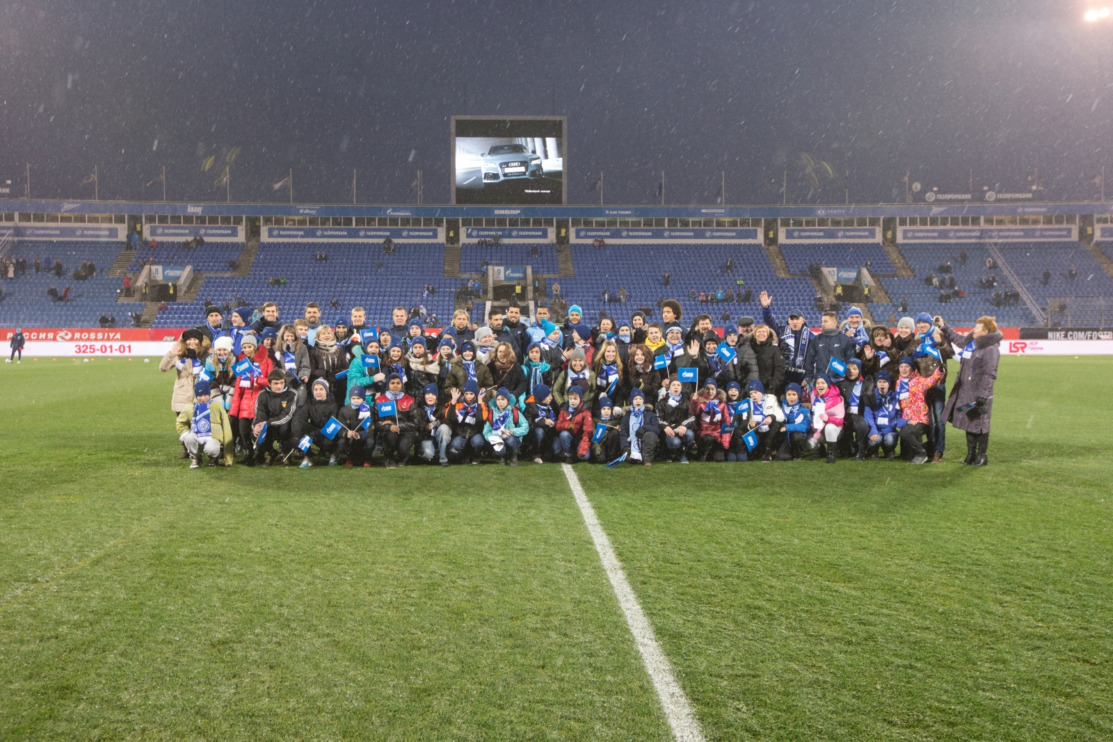 Воспитанники детских домов поддержали «Зенит» на «Петровском»