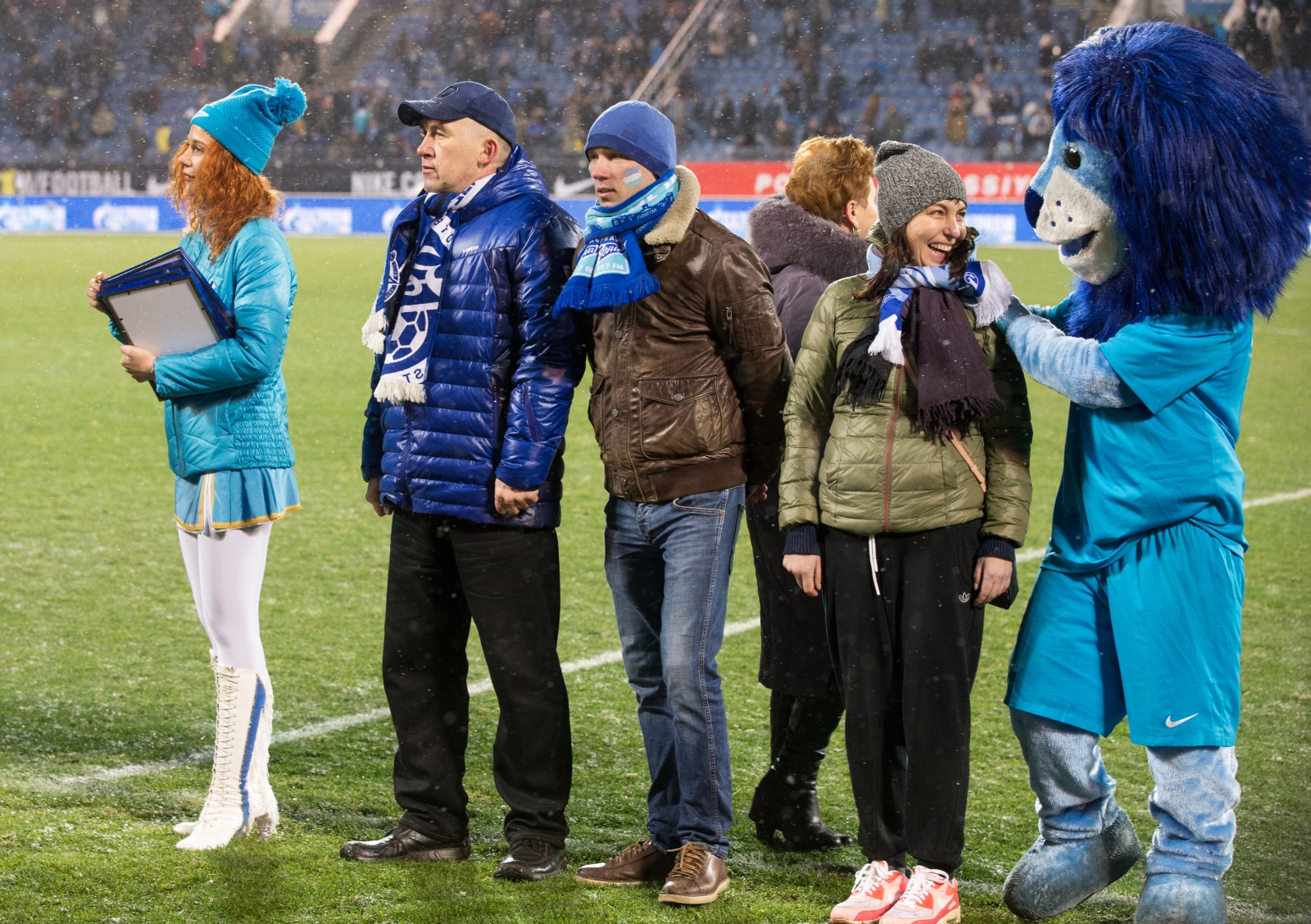 Воспитанники детских домов поддержали «Зенит» на «Петровском»
