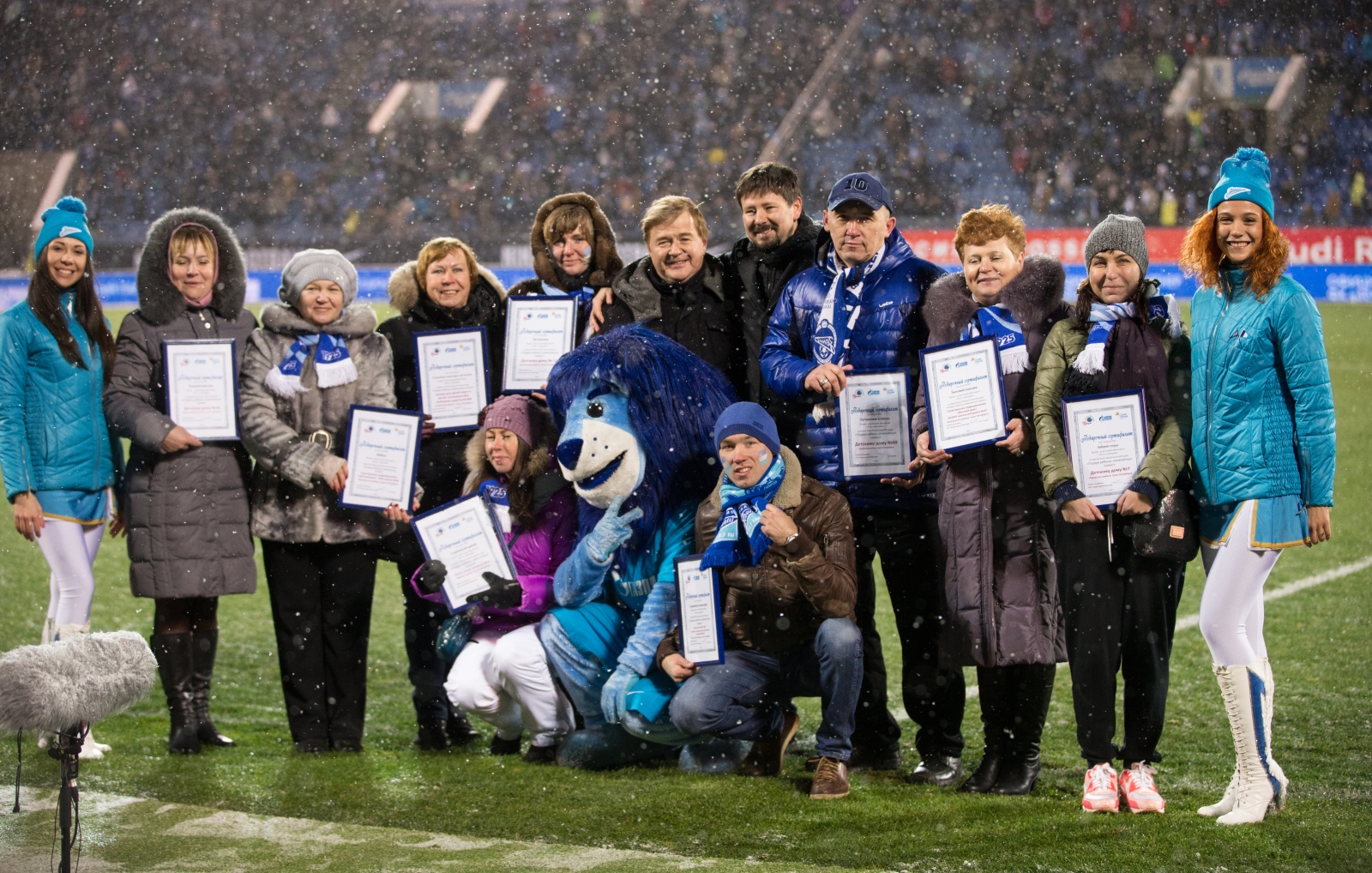 Воспитанники детских домов поддержали «Зенит» на «Петровском»