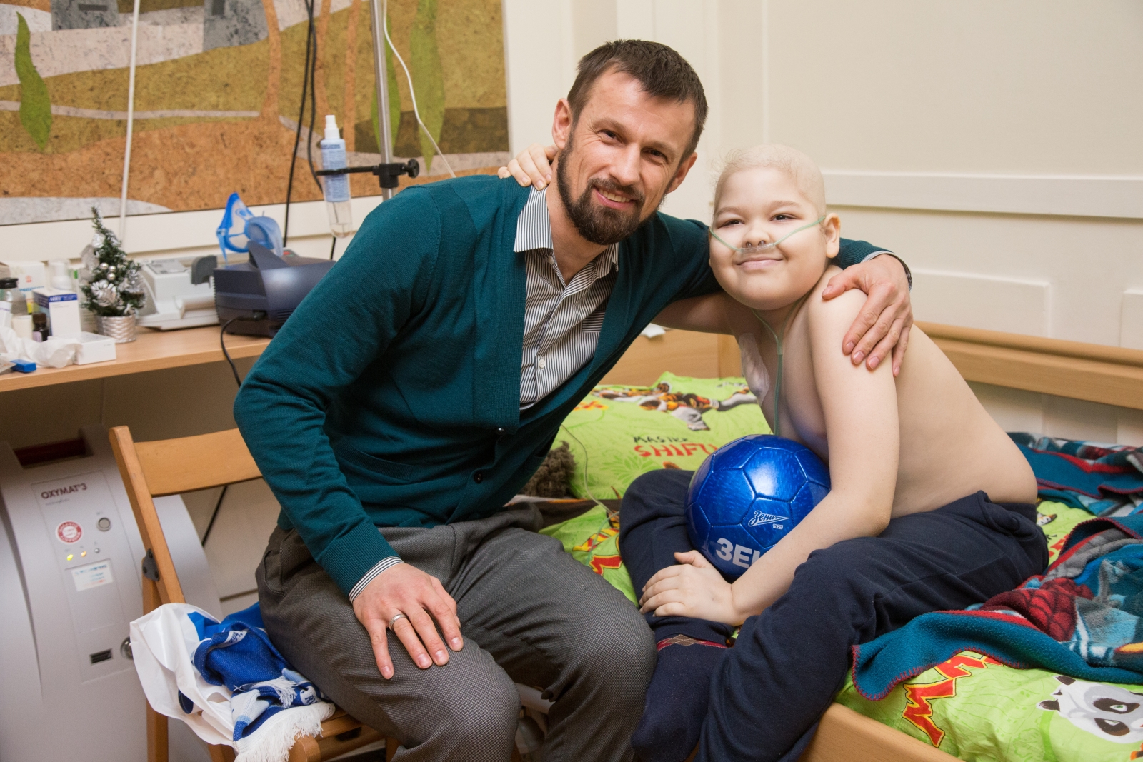 Вице-губернатор Петербурга и тренеры «Зенита» поздравили детей из «Детского хосписа» с Новым Годом