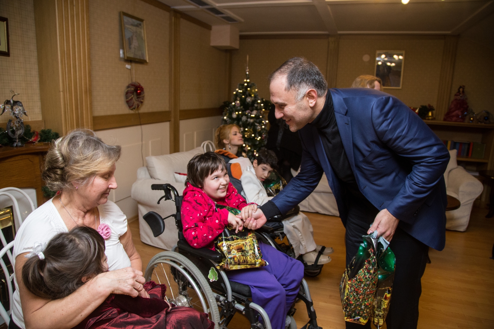 Вице-губернатор Петербурга и тренеры «Зенита» поздравили детей из «Детского хосписа» с Новым Годом