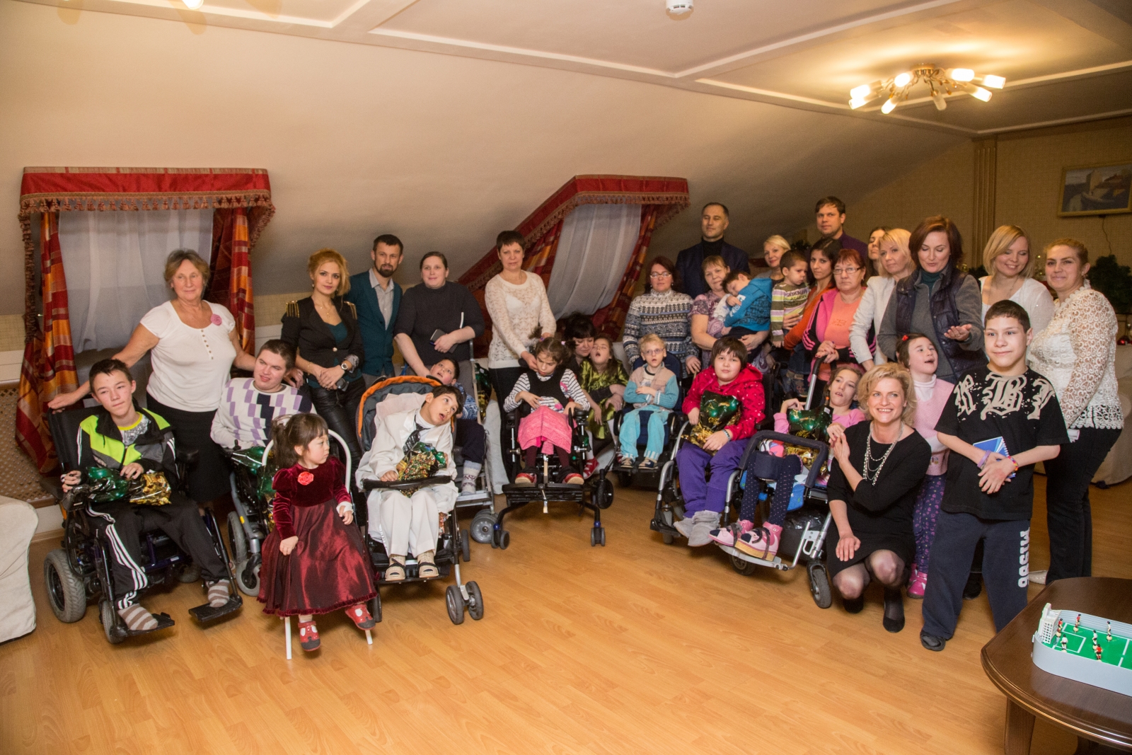 Вице-губернатор Петербурга и тренеры «Зенита» поздравили детей из «Детского хосписа» с Новым Годом