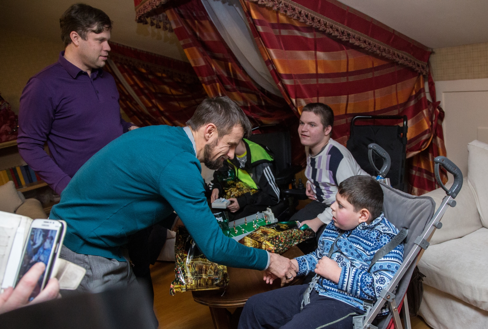 Вице-губернатор Петербурга и тренеры «Зенита» поздравили детей из «Детского хосписа» с Новым Годом