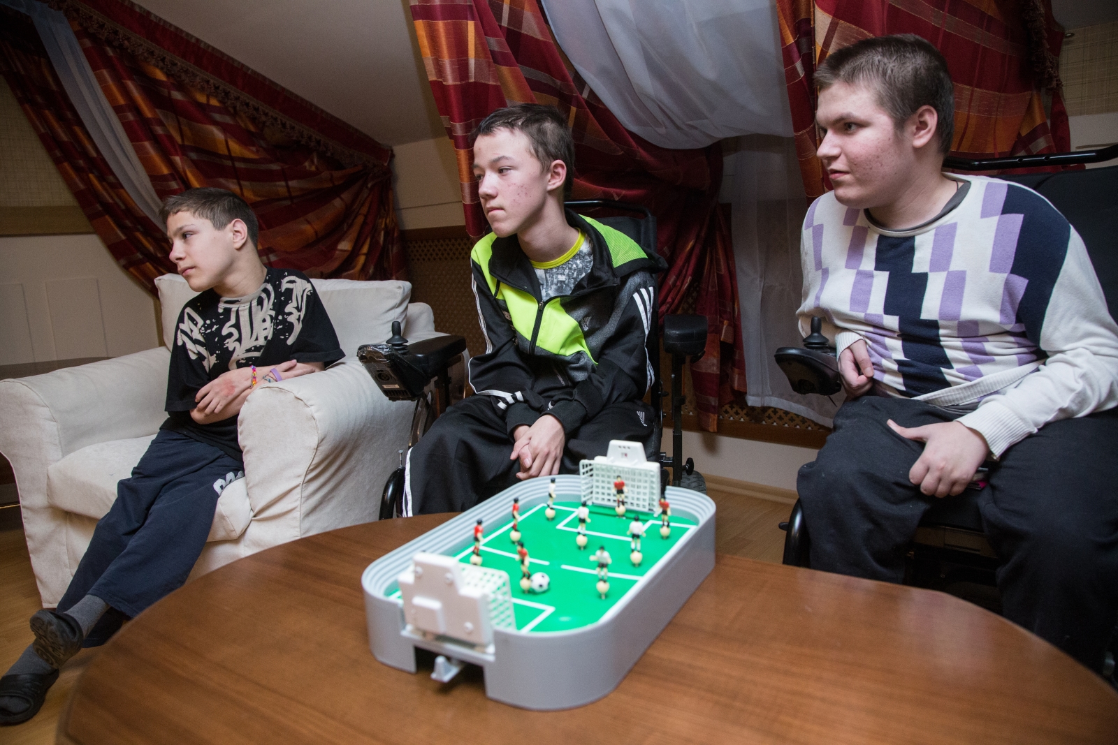 Вице-губернатор Петербурга и тренеры «Зенита» поздравили детей из «Детского хосписа» с Новым Годом