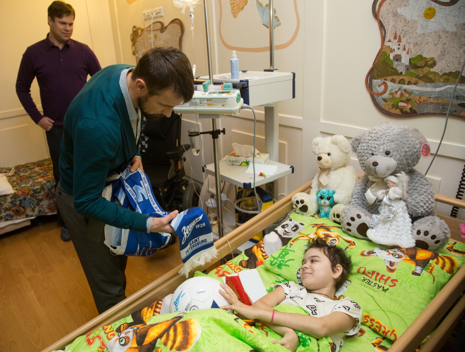 Вице-губернатор Петербурга и тренеры «Зенита» поздравили детей из «Детского хосписа» с Новым Годом