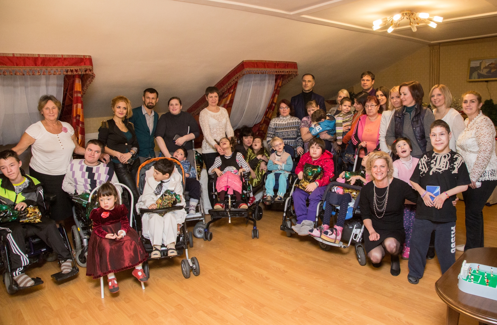 Вице-губернатор Петербурга и тренеры «Зенита» поздравили детей из «Детского хосписа» с Новым Годом