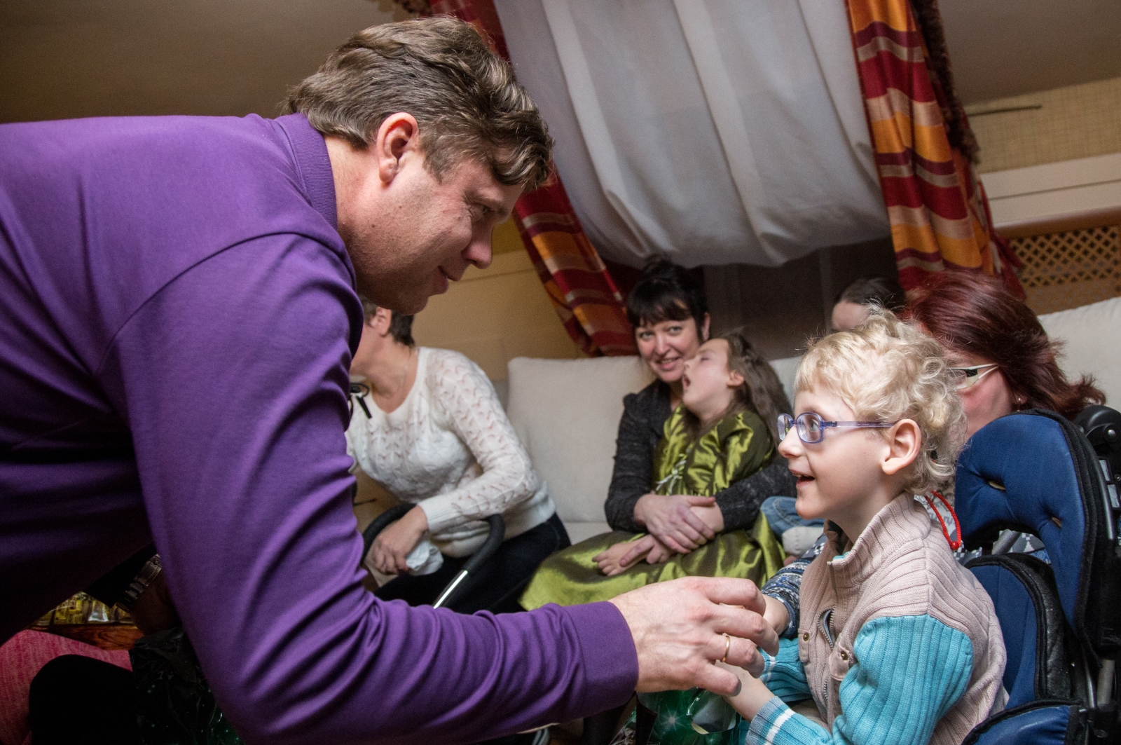 Вице-губернатор Петербурга и тренеры «Зенита» поздравили детей из «Детского хосписа» с Новым Годом