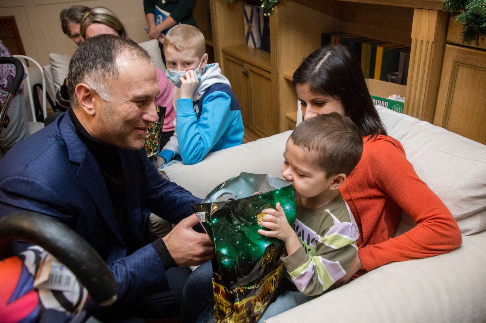 Вице-губернатор Петербурга и тренеры «Зенита» поздравили детей из «Детского хосписа» с Новым Годом