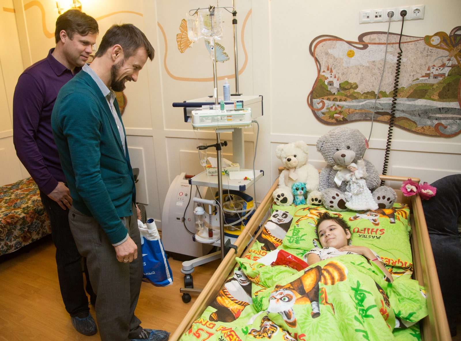 Вице-губернатор Петербурга и тренеры «Зенита» поздравили детей из «Детского хосписа» с Новым Годом