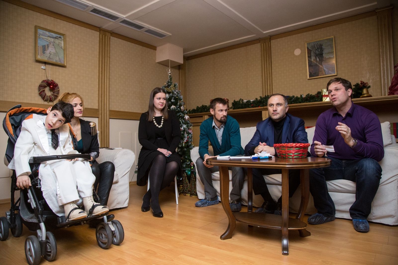 Вице-губернатор Петербурга и тренеры «Зенита» поздравили детей из «Детского хосписа» с Новым Годом