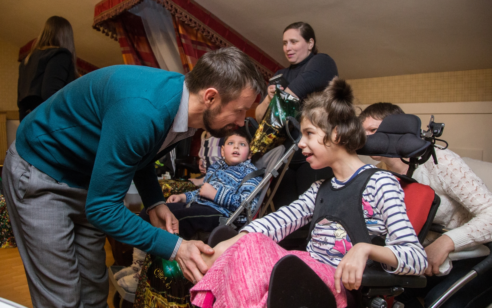 Вице-губернатор Петербурга и тренеры «Зенита» поздравили детей из «Детского хосписа» с Новым Годом