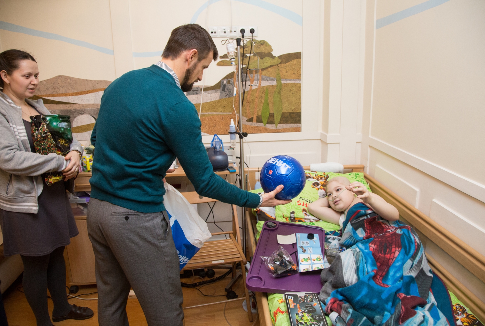 Вице-губернатор Петербурга и тренеры «Зенита» поздравили детей из «Детского хосписа» с Новым Годом