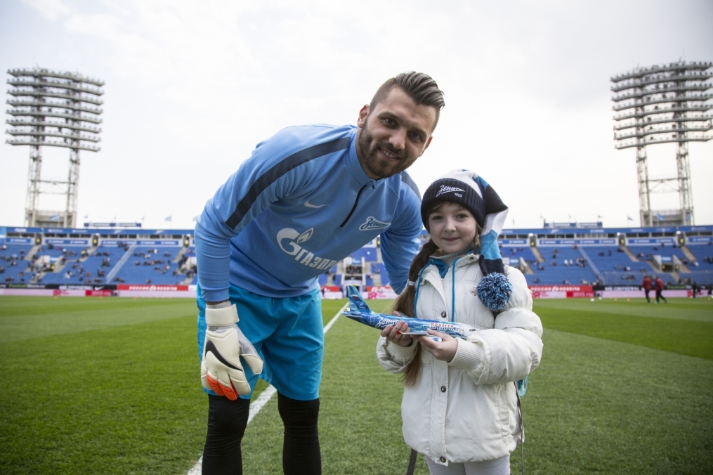 Вручение самолета авиакомпании «Россия» победительнице конкурса