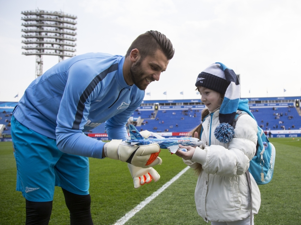 Вручение самолета авиакомпании «Россия» победительнице конкурса
