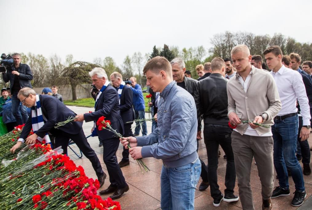 «Зенит» на Пискаревском мемориале