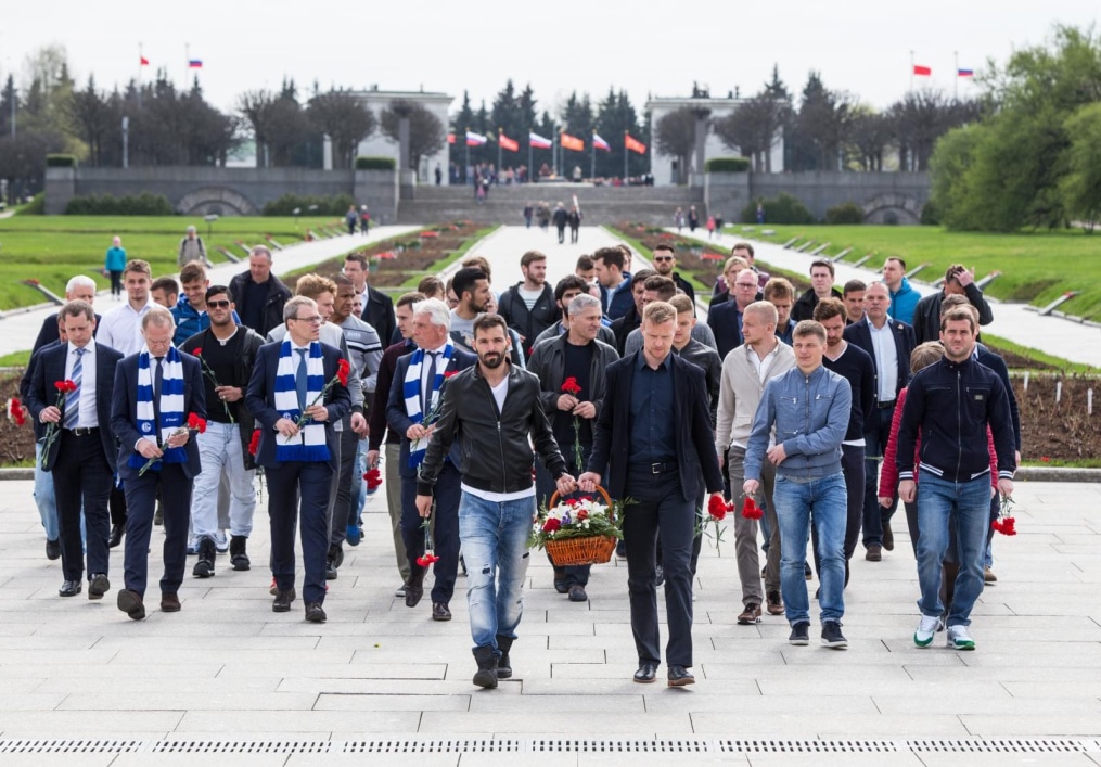 «Зенит» на Пискаревском мемориале