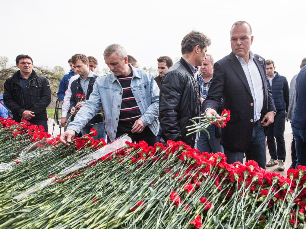«Зенит» на Пискаревском мемориале