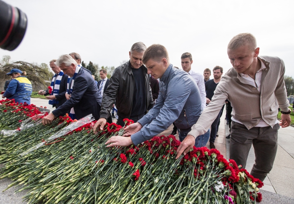 «Зенит» на Пискаревском мемориале