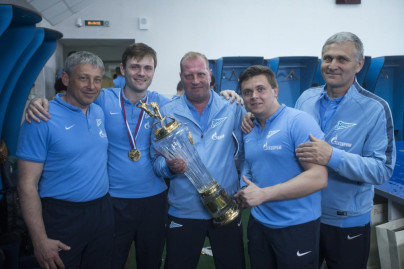 Команда в раздевалке празднует победу в Чемпионате России