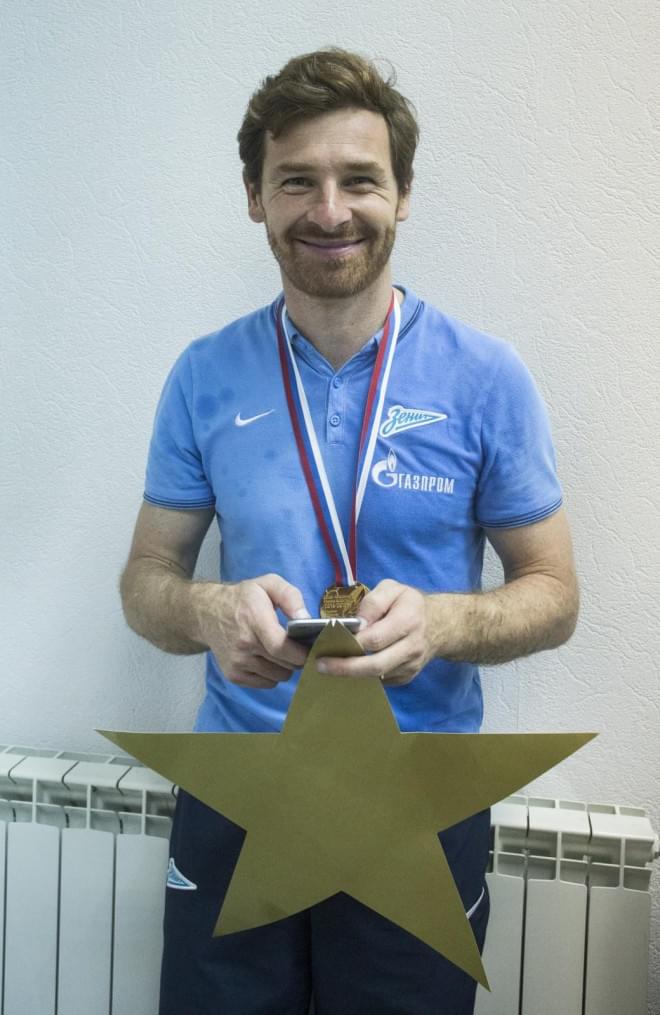Команда в раздевалке празднует победу в Чемпионате России