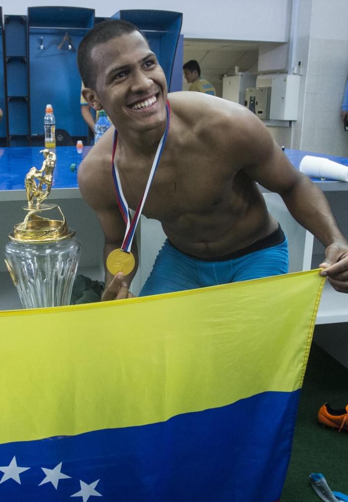 Команда в раздевалке празднует победу в Чемпионате России