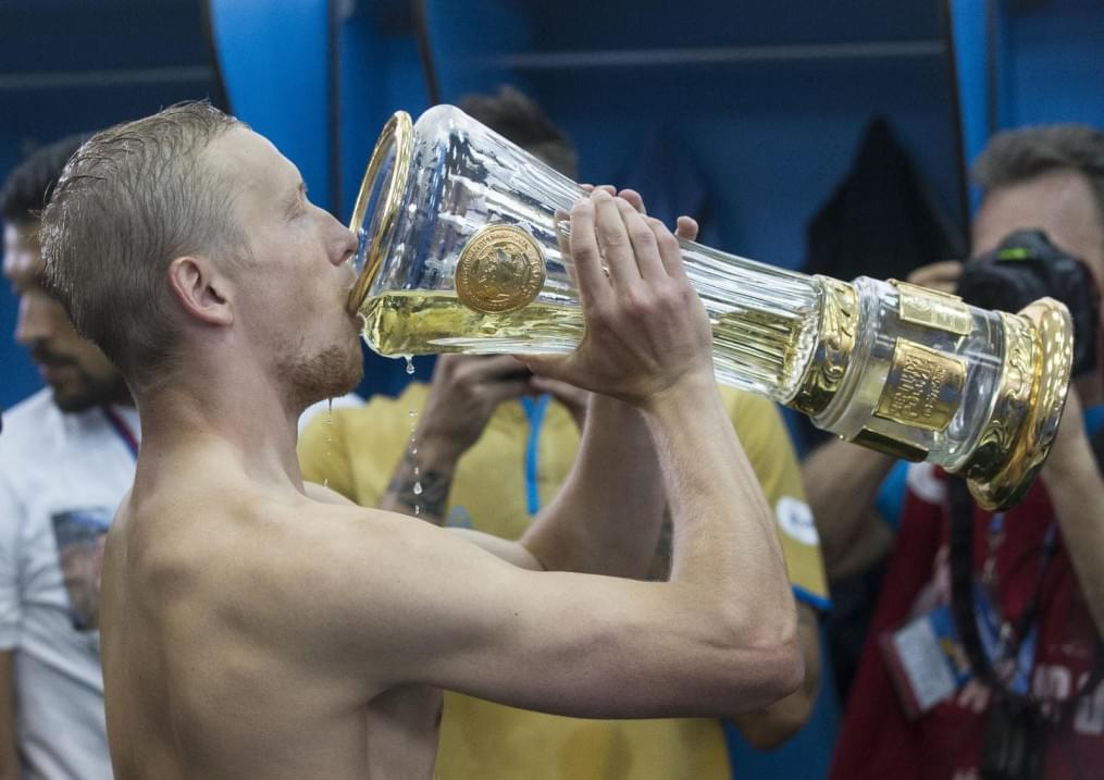 Команда в раздевалке празднует победу в Чемпионате России