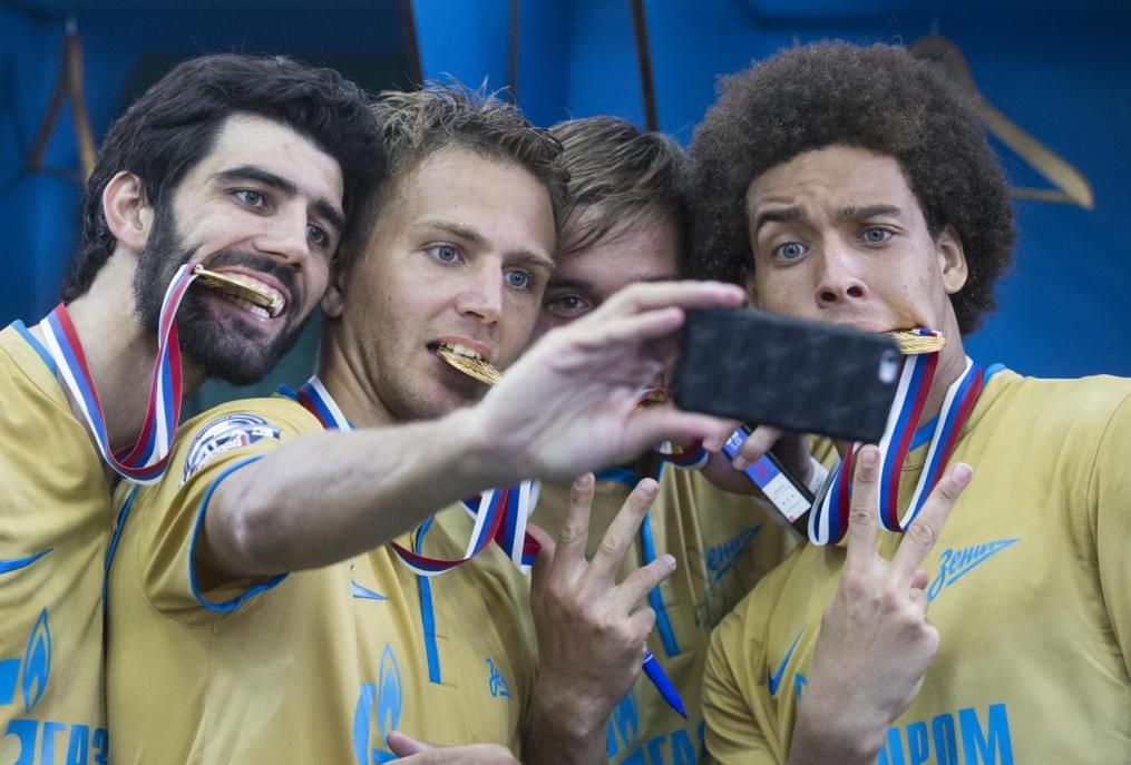 Команда в раздевалке празднует победу в Чемпионате России