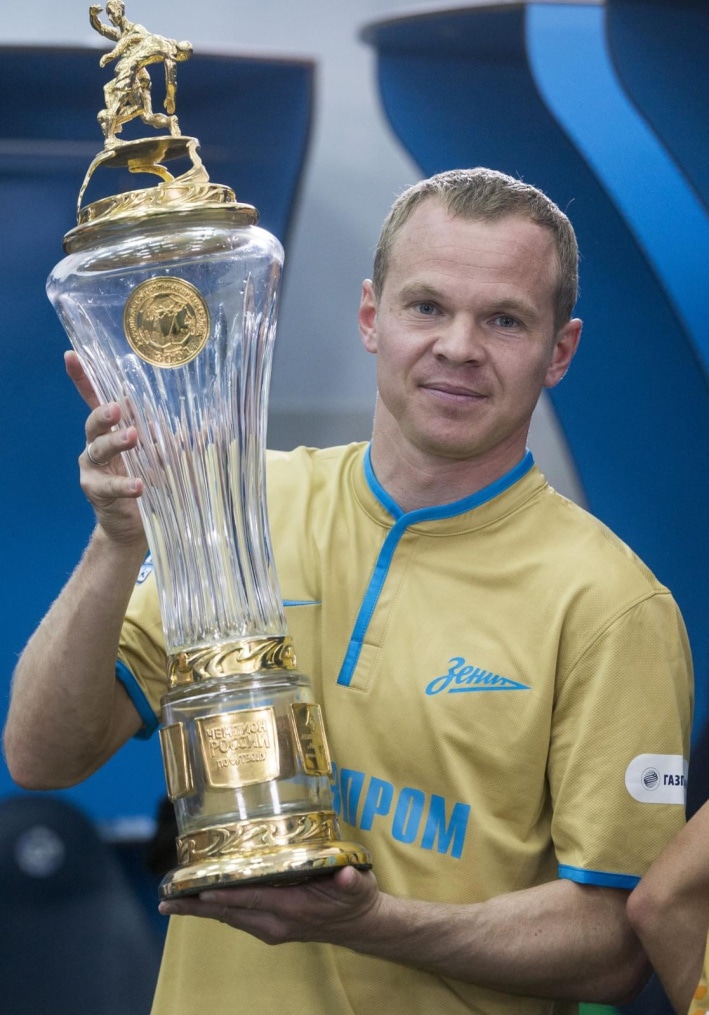 Команда в раздевалке празднует победу в Чемпионате России