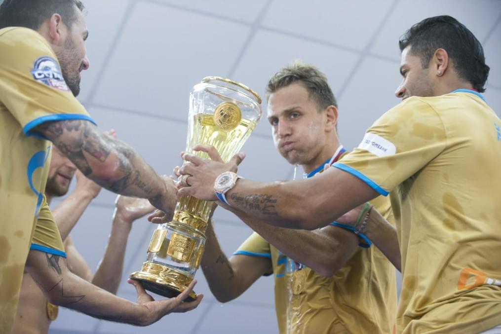 Команда в раздевалке празднует победу в Чемпионате России